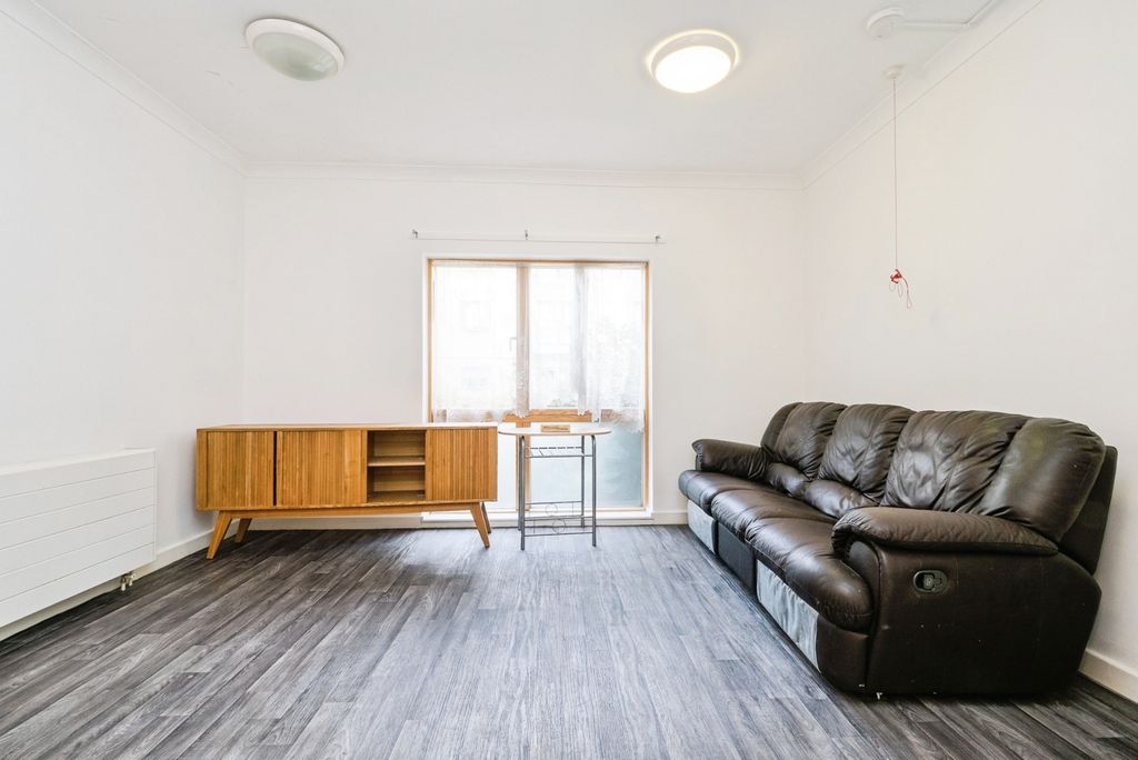 Property photo 2 of 15 Lounge