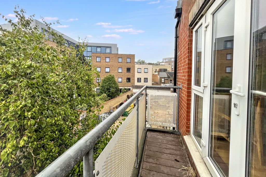 Property photo 2 of 6 Flat 6 Lapidge House, 5 Coombe Road, Kingston Upon Thames, Surrey Kt2 7Ab