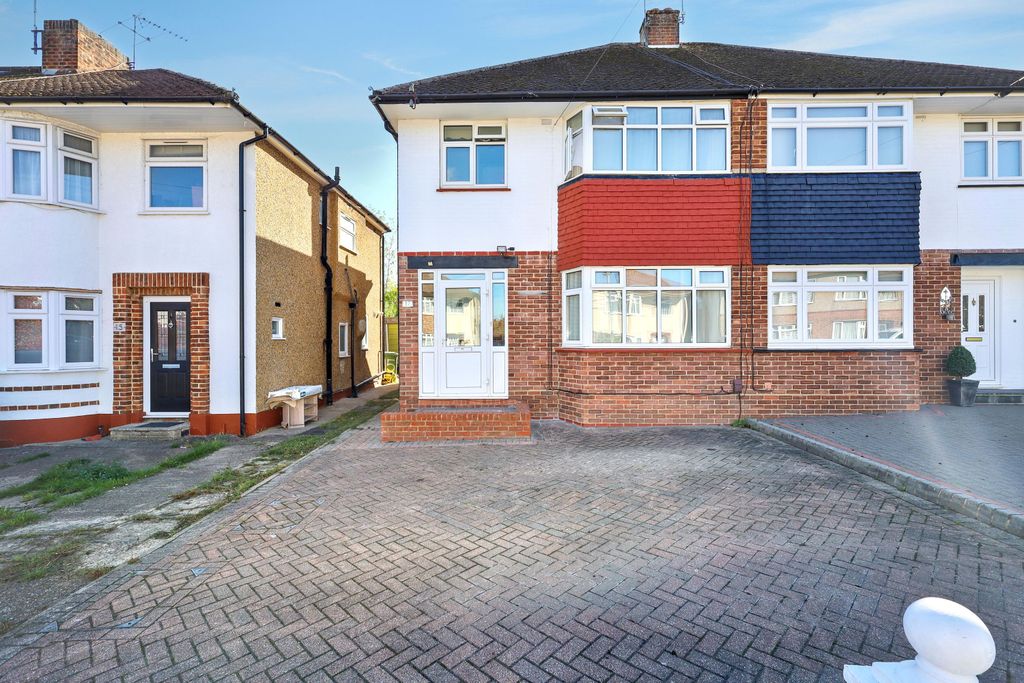 Property photo 1 of 19 17 Elmscroft Gardens, Potters Bar, Hertfordshire En6 2Jp