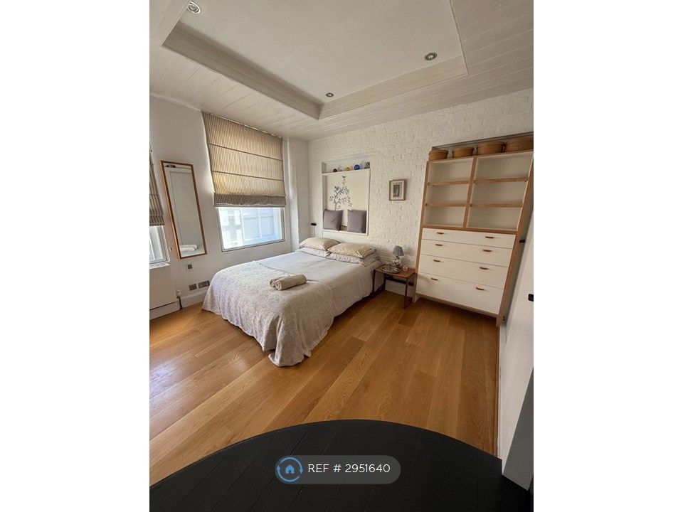 Property photo 3 of 30 En-Suite Bedroom