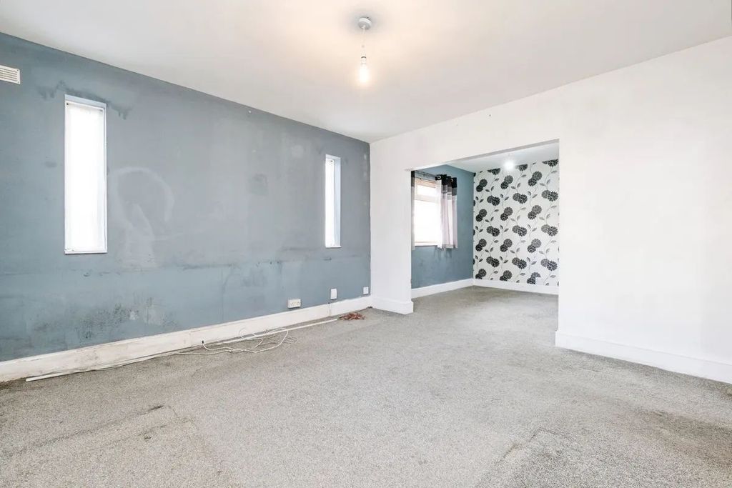 Property photo 3 of 25