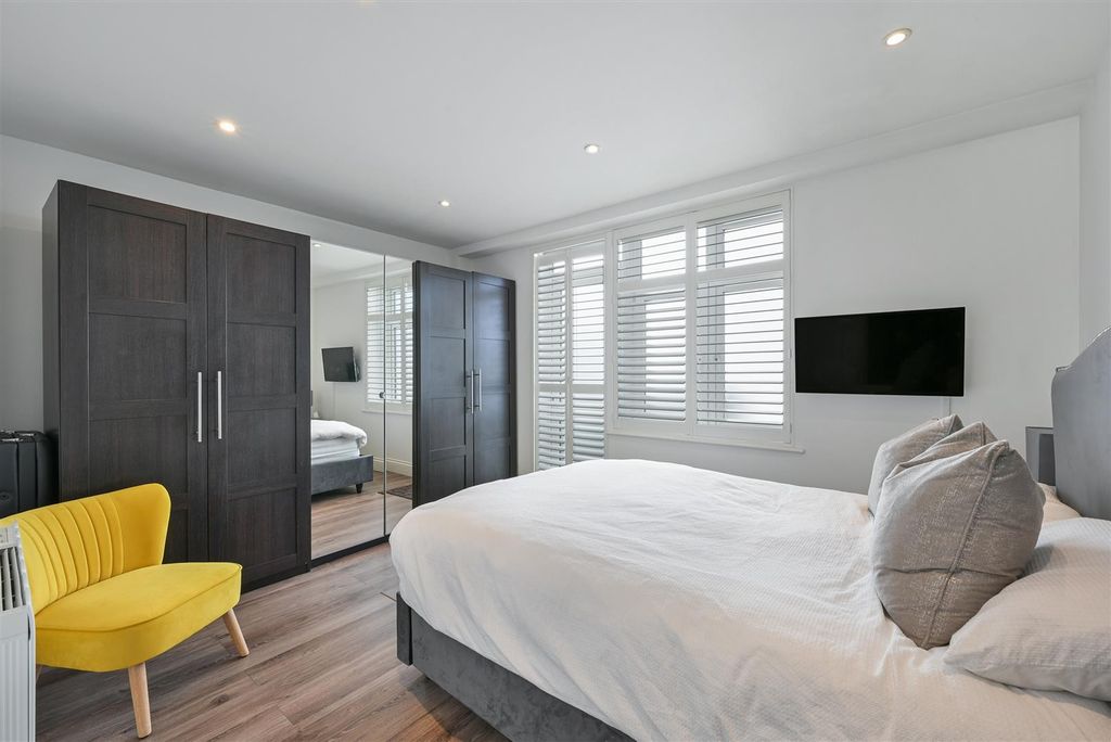 Property photo 3 of 16 Aldgate House (8).Jpg
