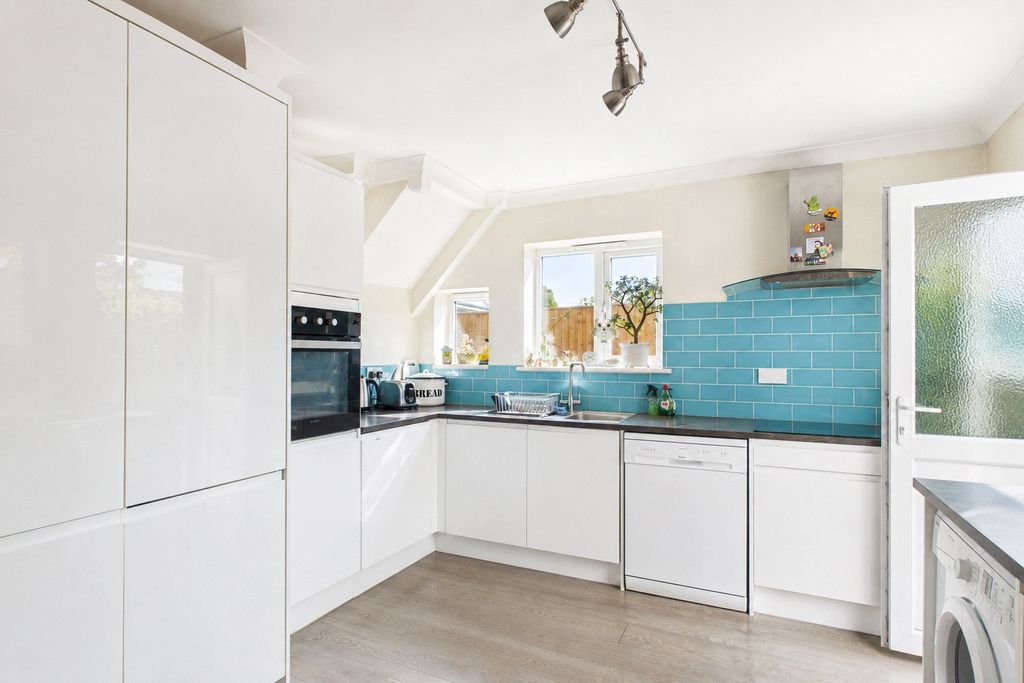 Property photo 3 of 9 Kitchen