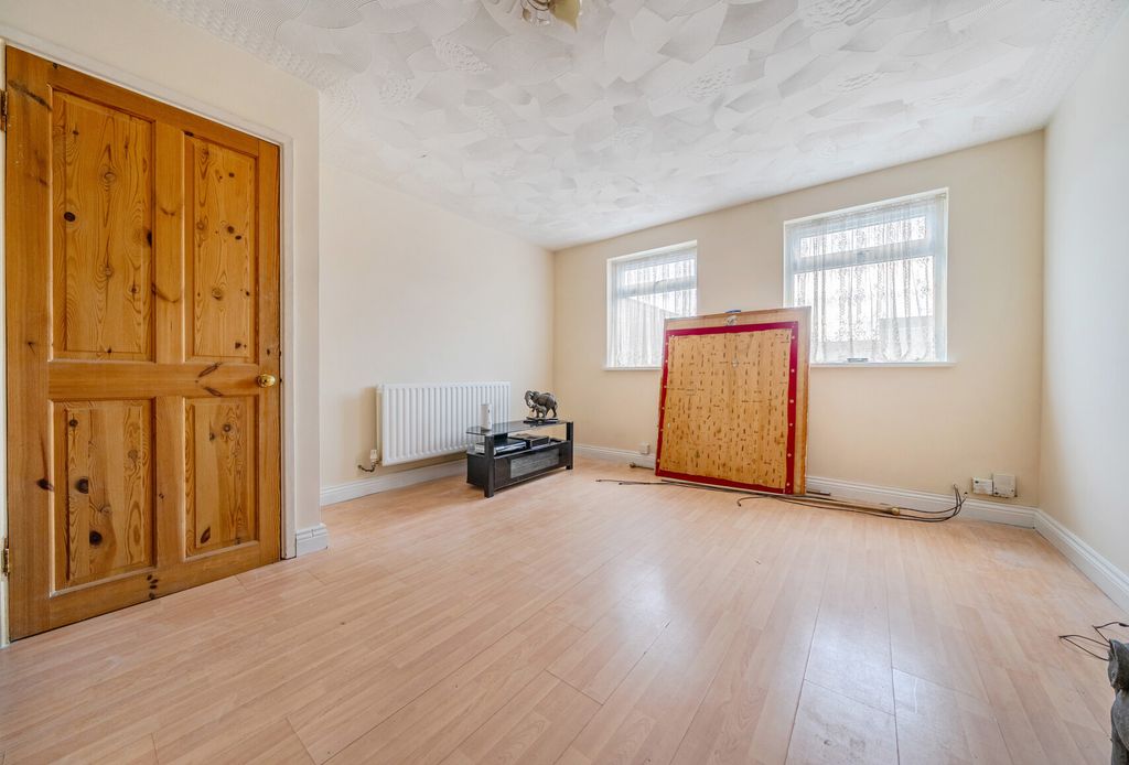 Property photo 3 of 12 1385172-14-692707...