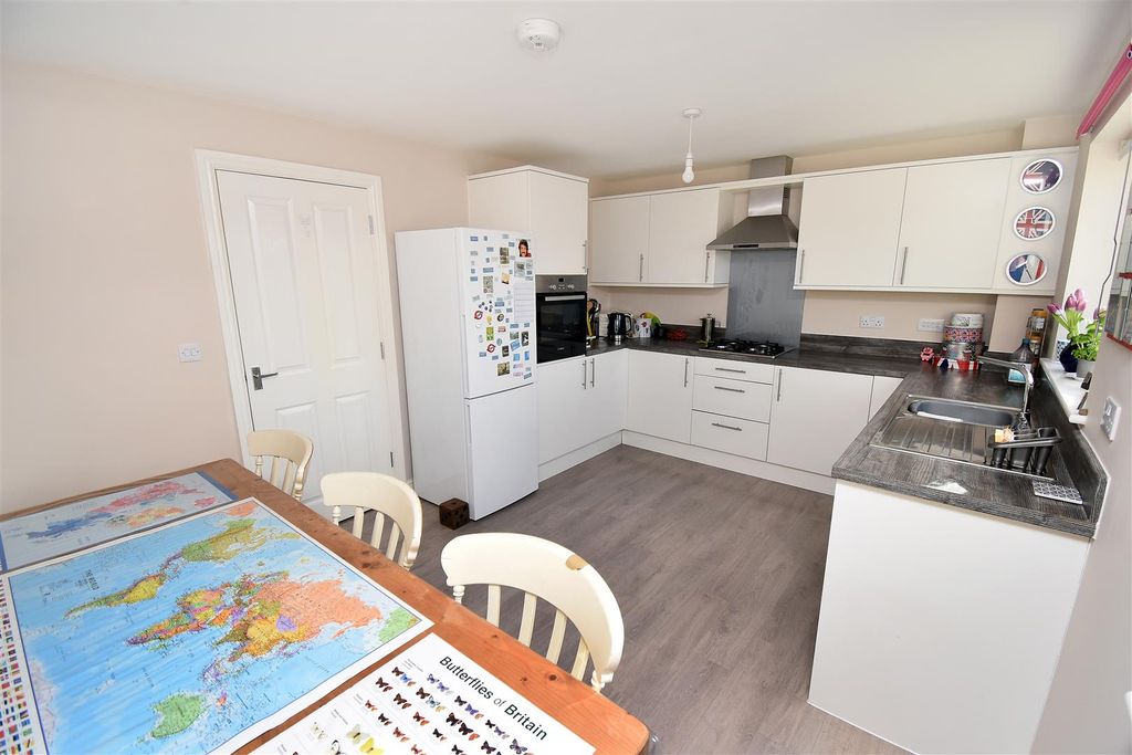 Property photo 3 of 32 Kitchen/Dining
