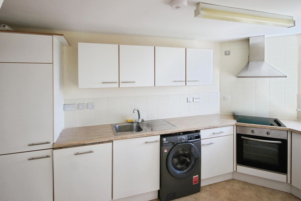 Property photo 3 of 10 Intergrated Appliances