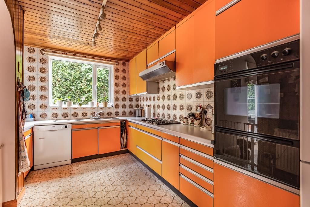 Property photo 2 of 10 Kitchen