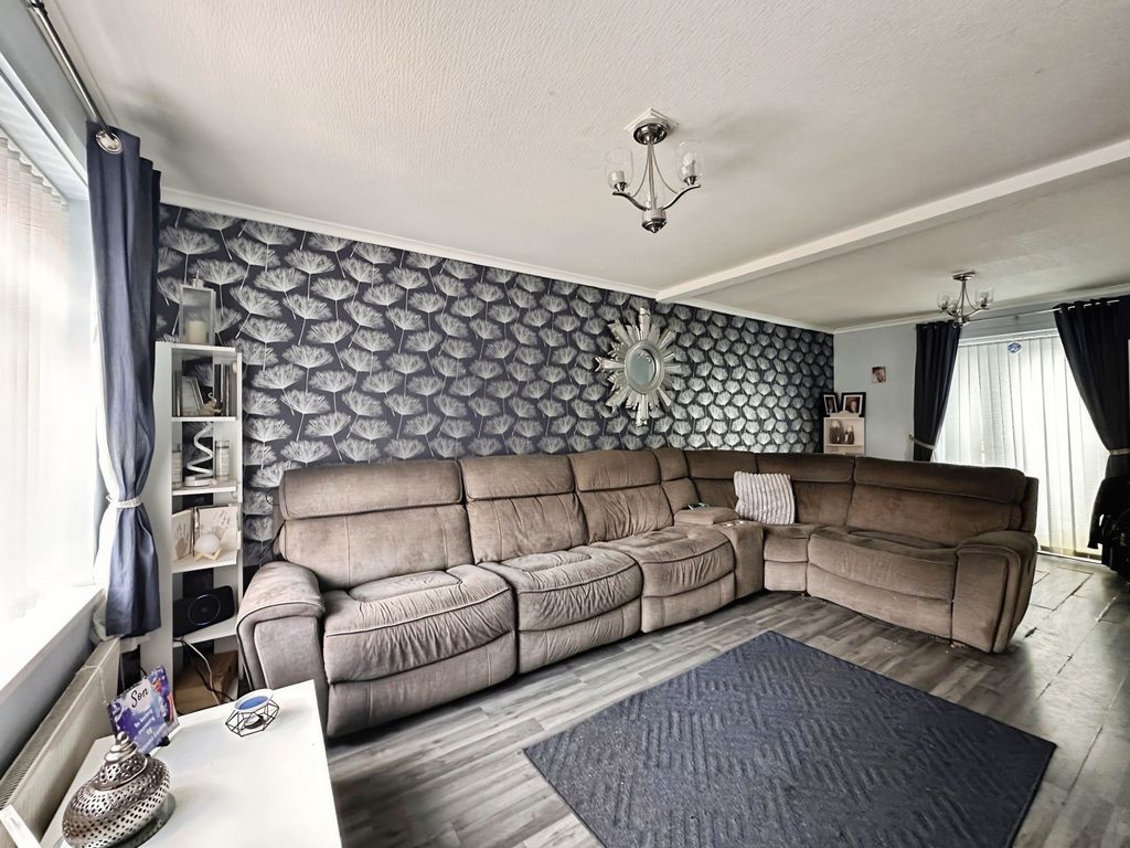 Property photo 3 of 13 Lounge