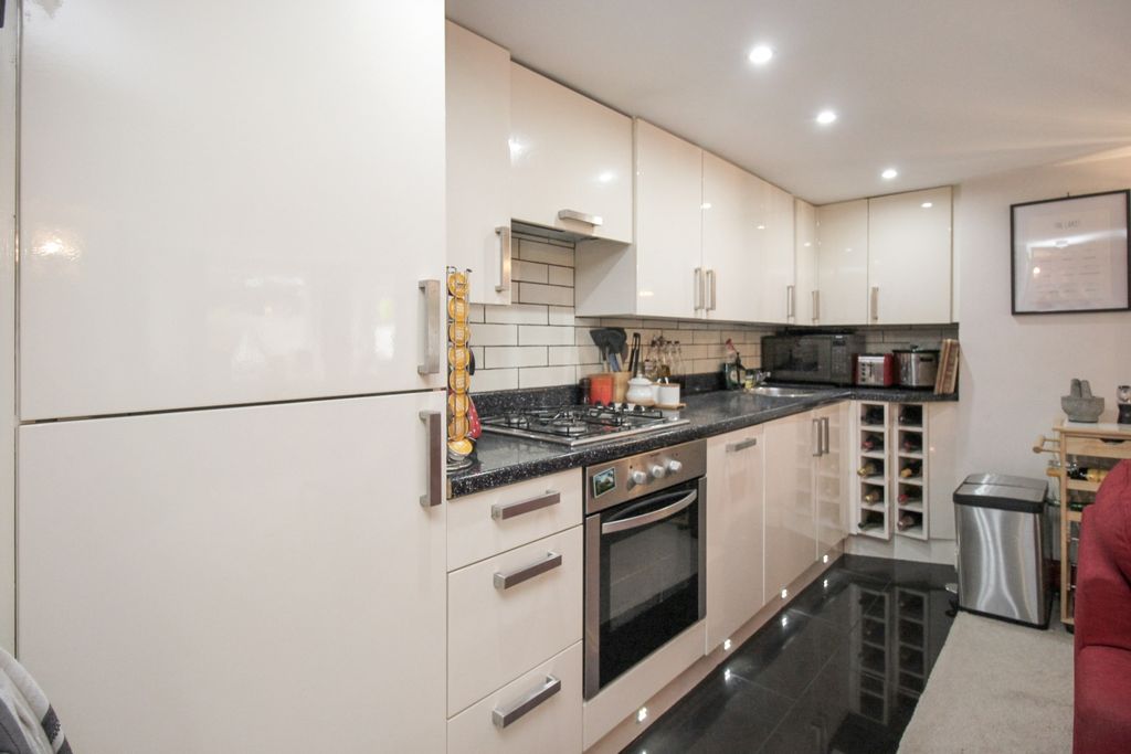 Property photo 3 of 11 Kitchen