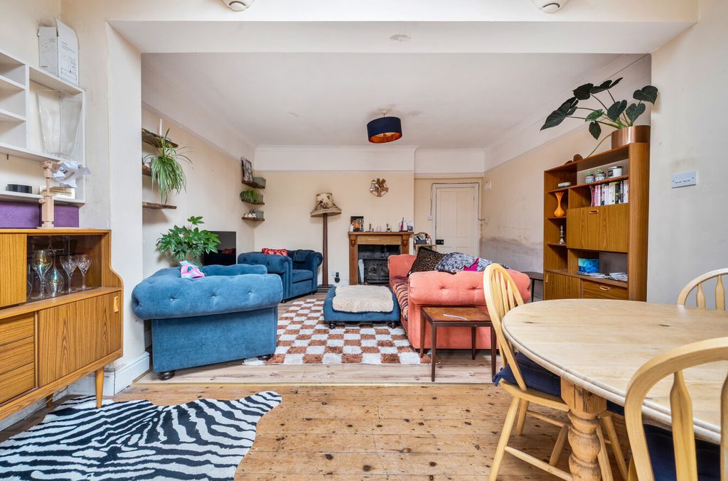 Property photo 2 of 12 1388383-25-693839...