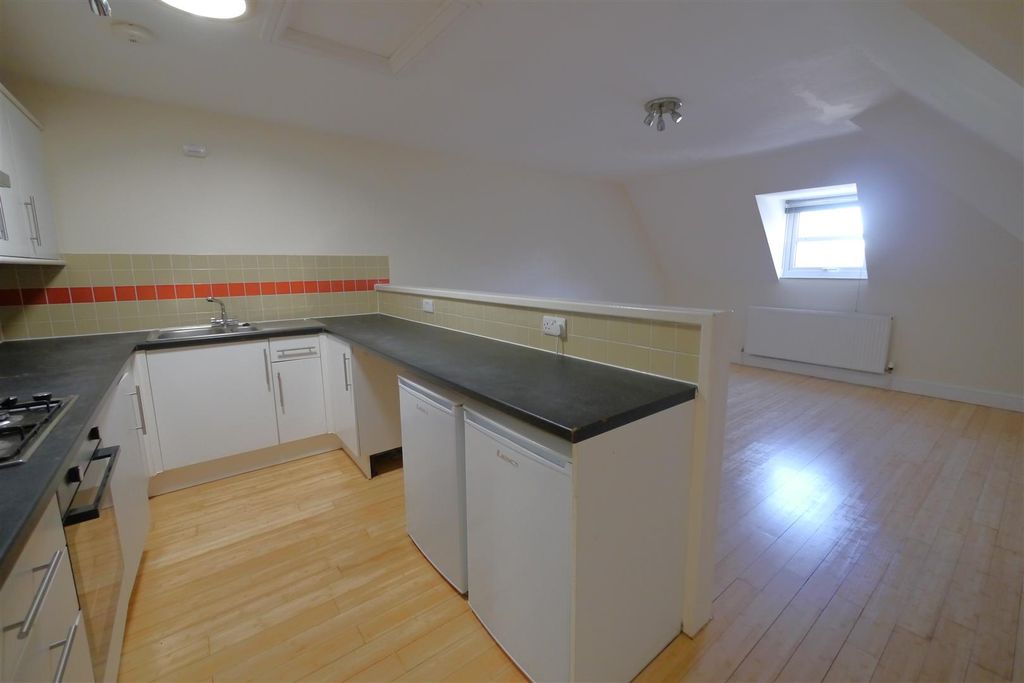 Property photo 3 of 12 Lounge/Kitchen