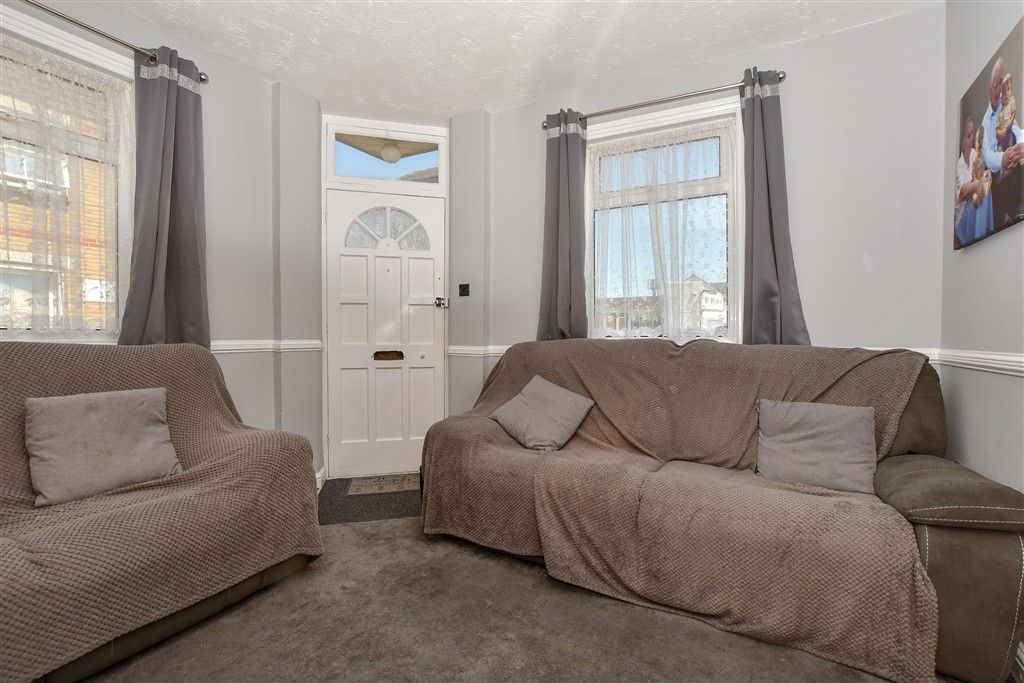 Property photo 1 of 8 Lounge