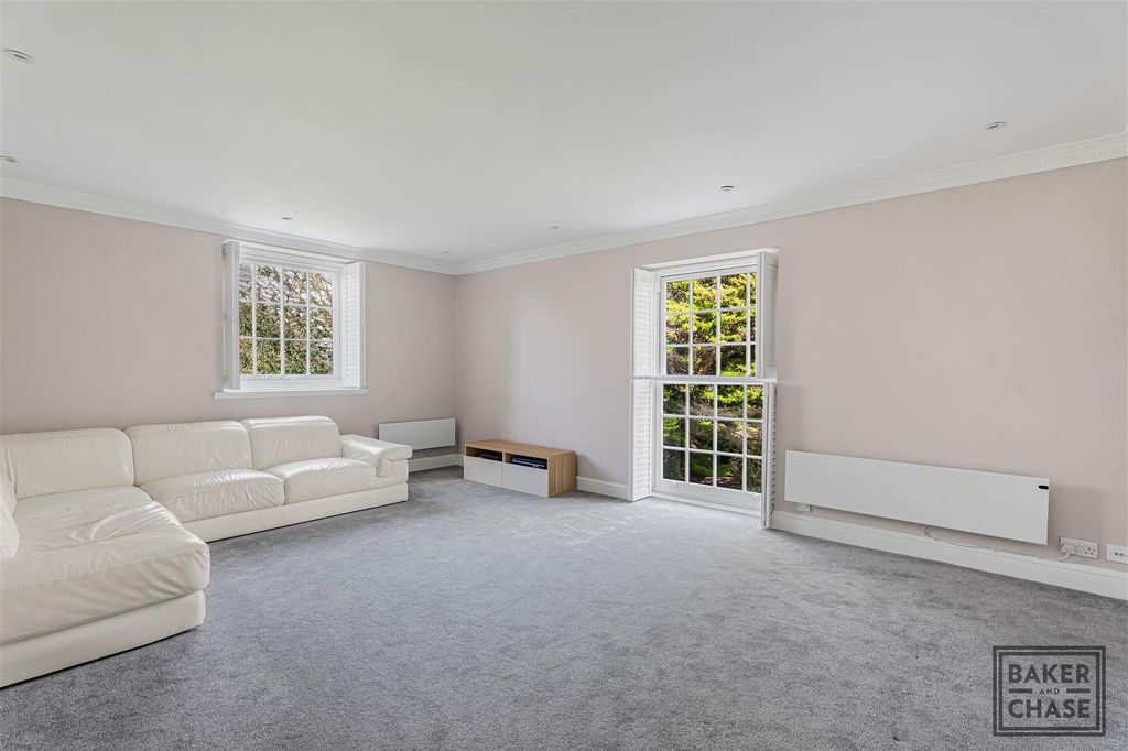 Property photo 2 of 19 Lounge