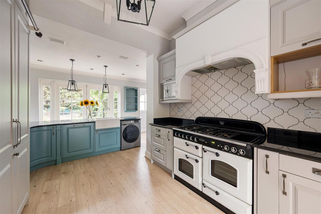 Property photo 3 of 41 Hampton Road, E7