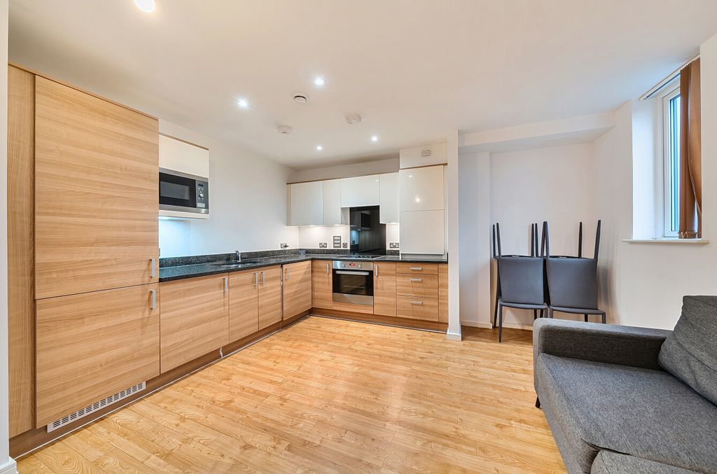 Property photo 2 of 13 1376252-15-690E19...