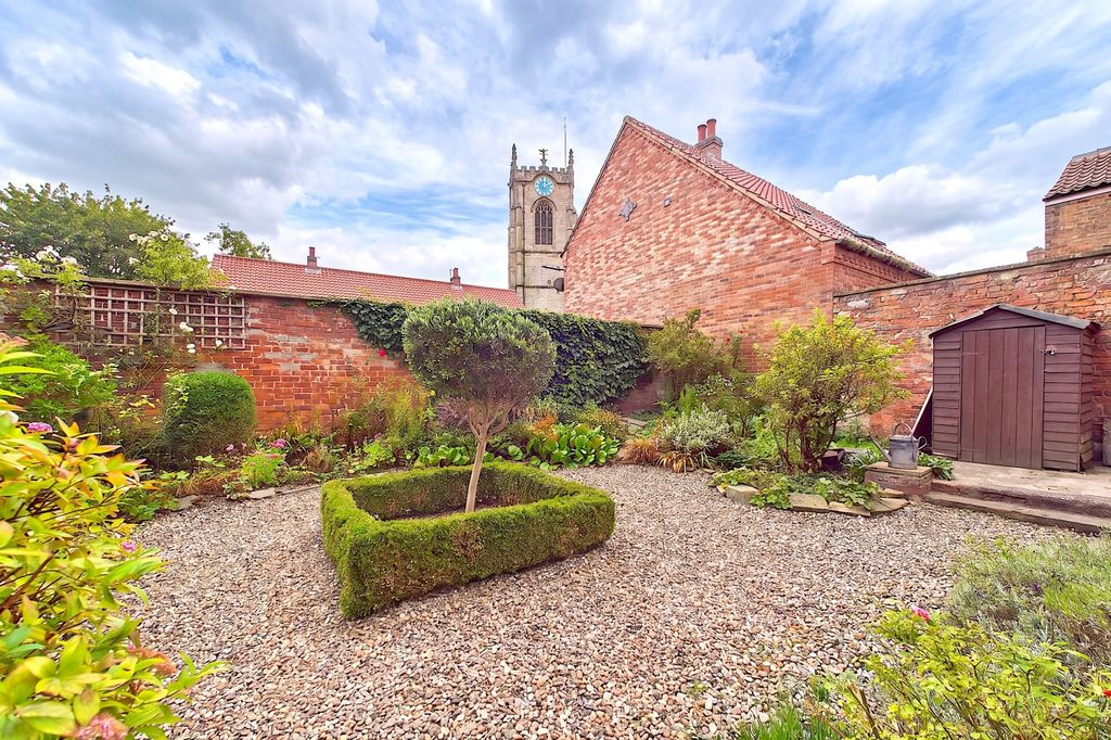 Property photo 2 of 21 4 Chapmangate - Garden2