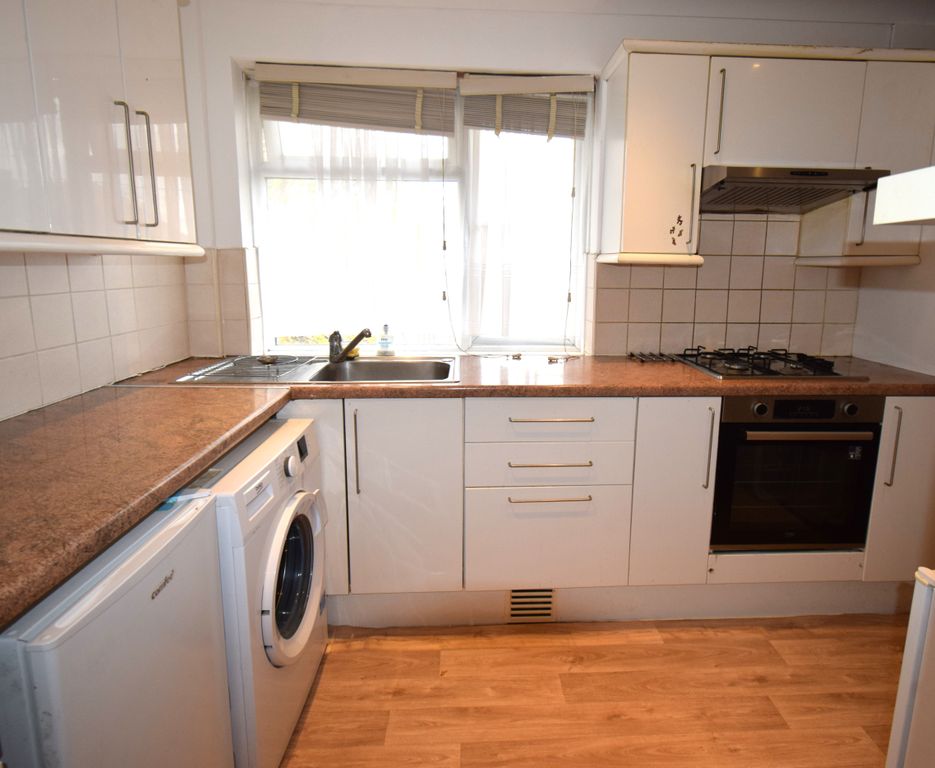 Property photo 3 of 11 Kitchen