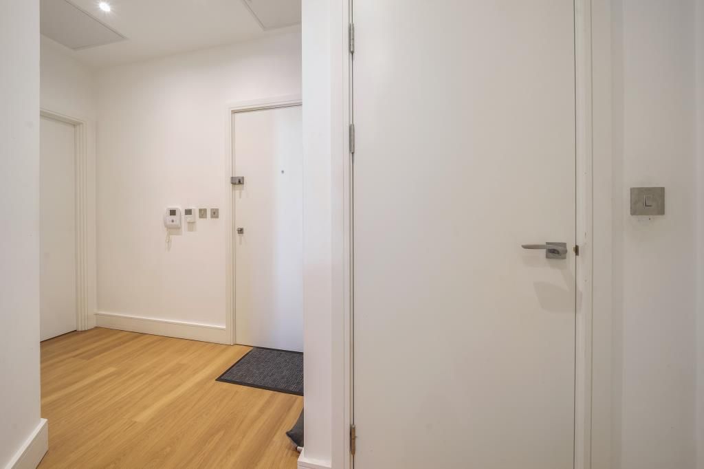 Property photo 3 of 19 Entrance Hall