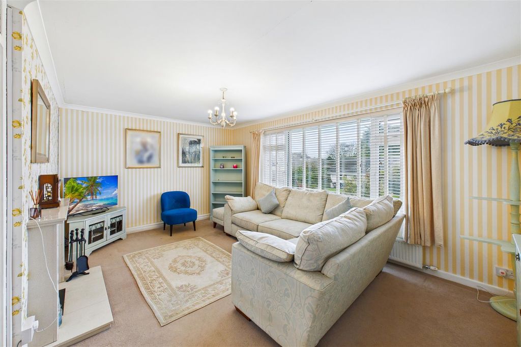 Property photo 3 of 32 Lounge