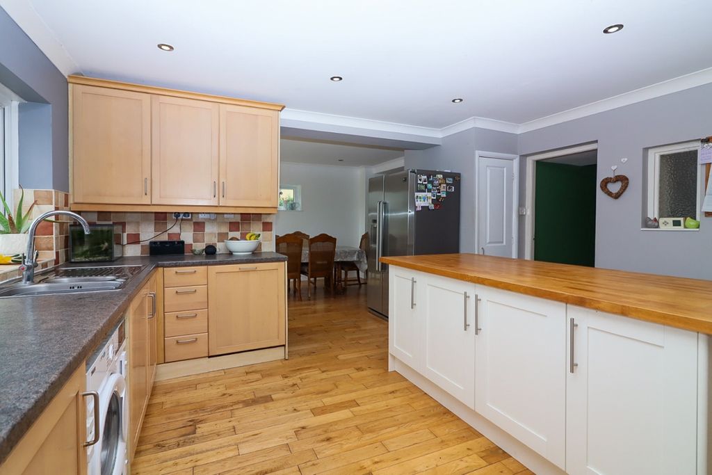 Property photo 3 of 52 Image00056