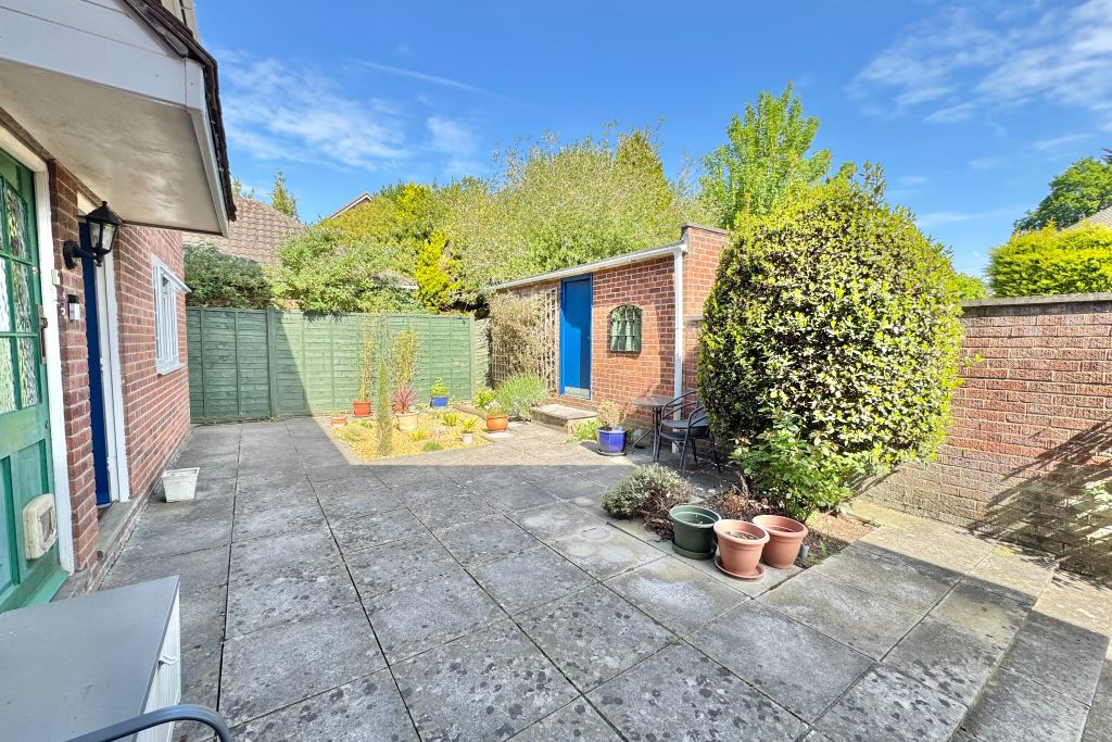 Property photo 2 of 11 Communal Gardens