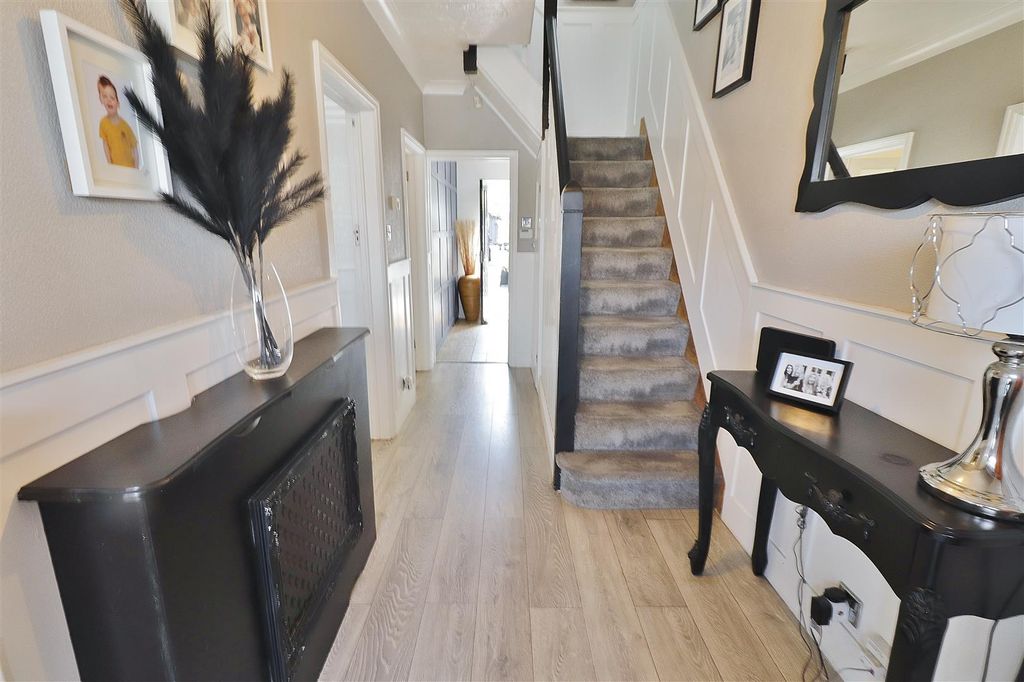 Property photo 3 of 15 Entrance Hallway