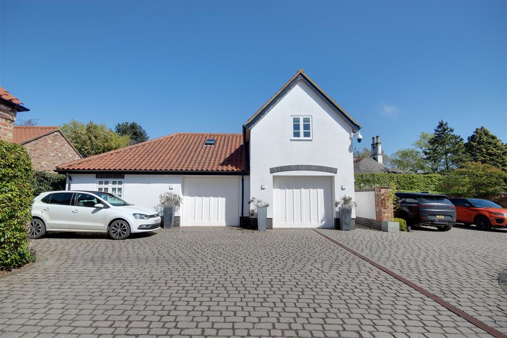 Property photo 3 of 40 Garage