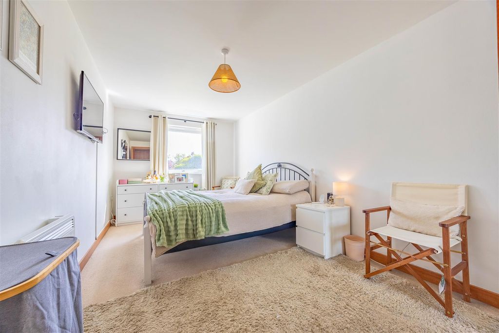 Property photo 3 of 17 Bedroom 1