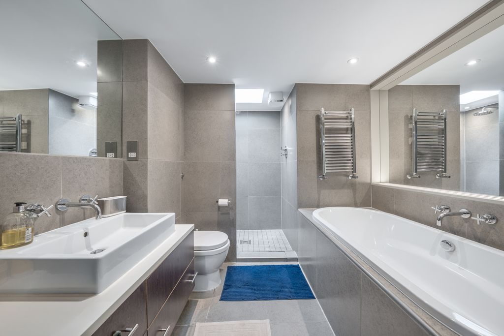 Property photo 3 of 7 Bathroom