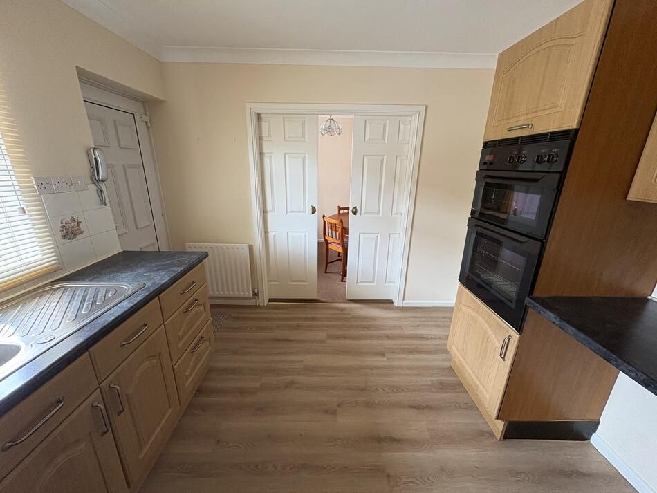 Property photo 3 of 17 Kitchen