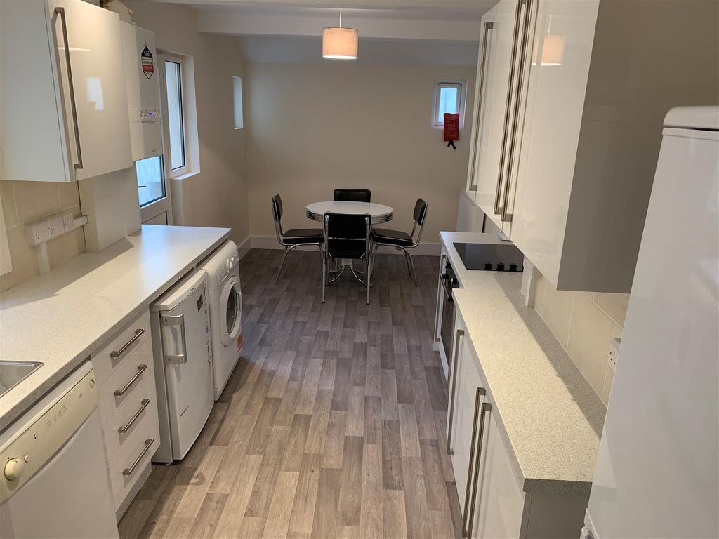 Property photo 1 of 10 Kitchen/Living Room