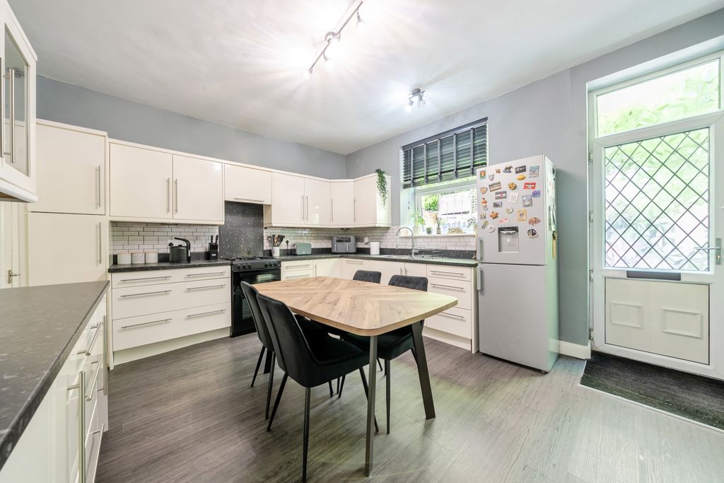Property photo 2 of 19 Kitchen