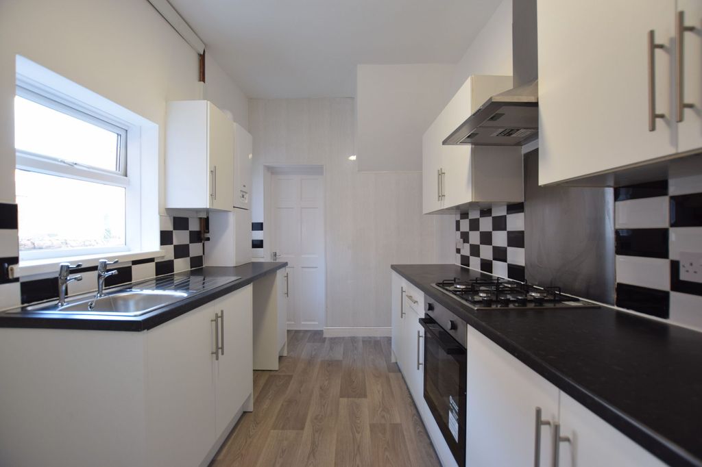 Property photo 2 of 8 Kitchen