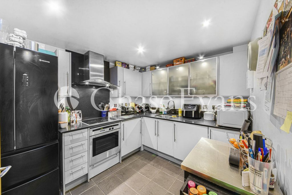 Property photo 2 of 19 Kitchen