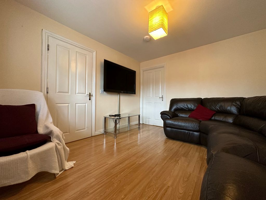 Property photo 2 of 6 2 Room Communal Area