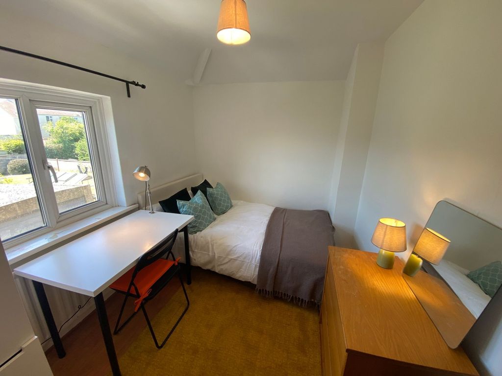 Property photo 3 of 4 This Inviting Double Bedroom Features A Cozy Atmos...