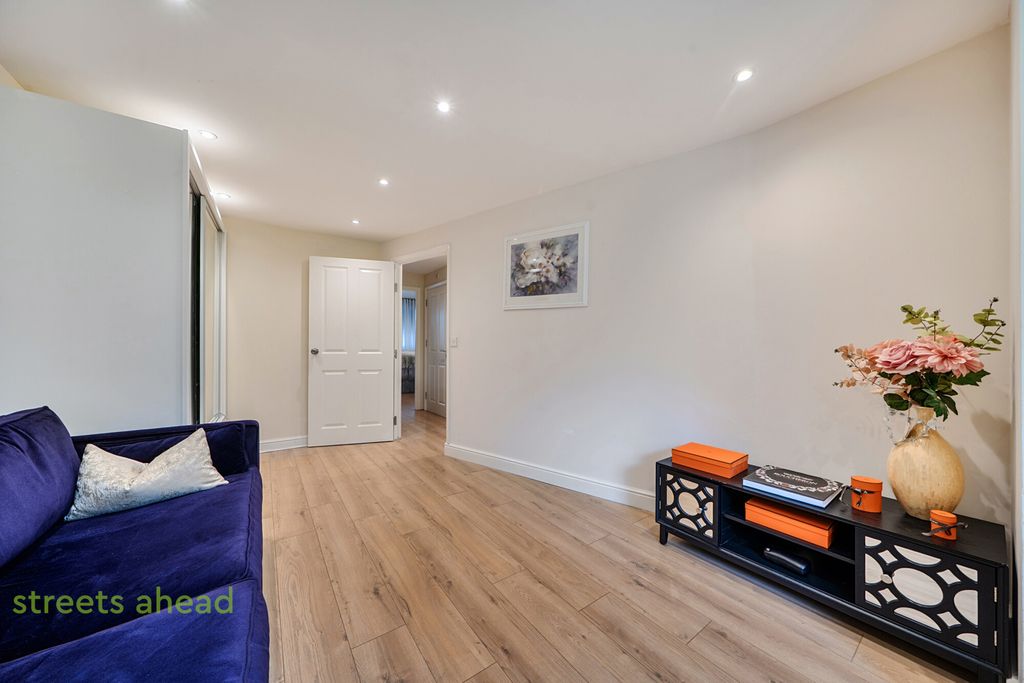 Property photo 3 of 18 3A38Ed47-6E1A-410...