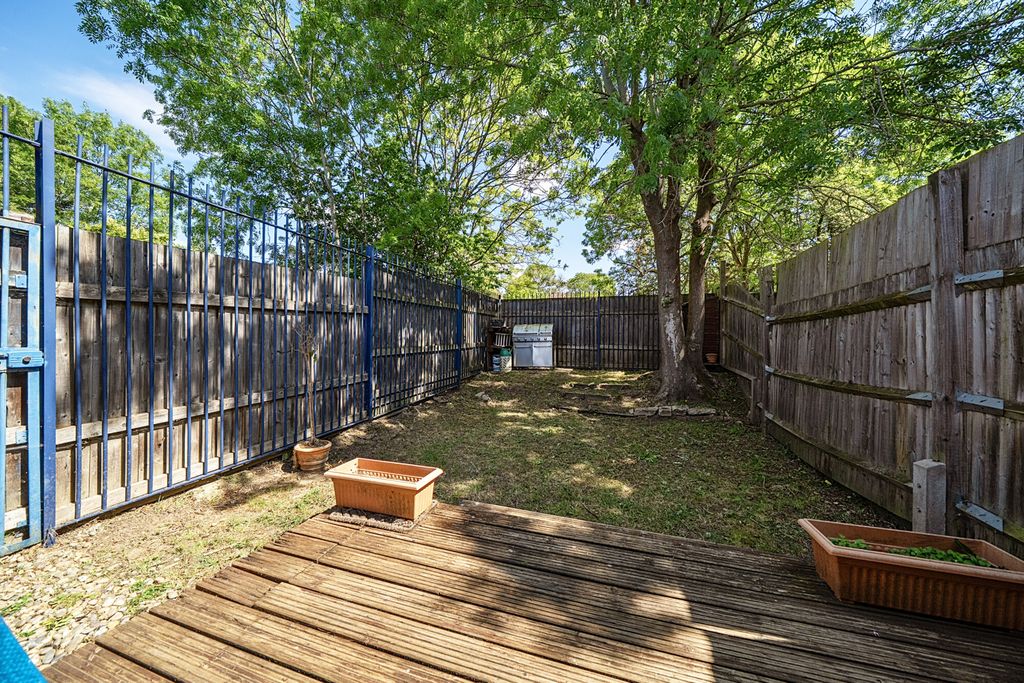 Property photo 2 of 18 Garden