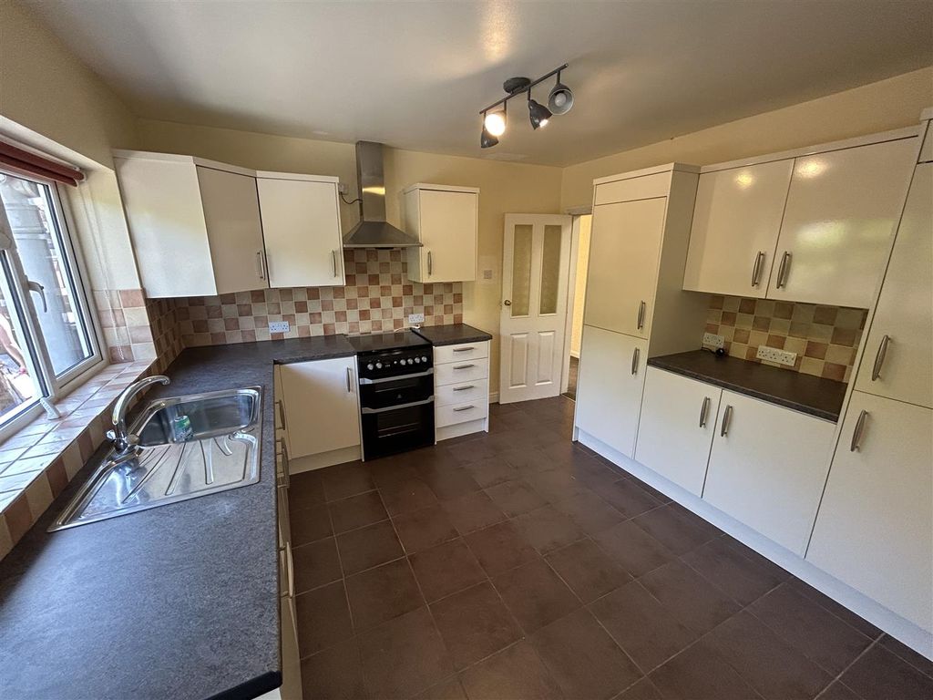 Property photo 3 of 15 Kitchen