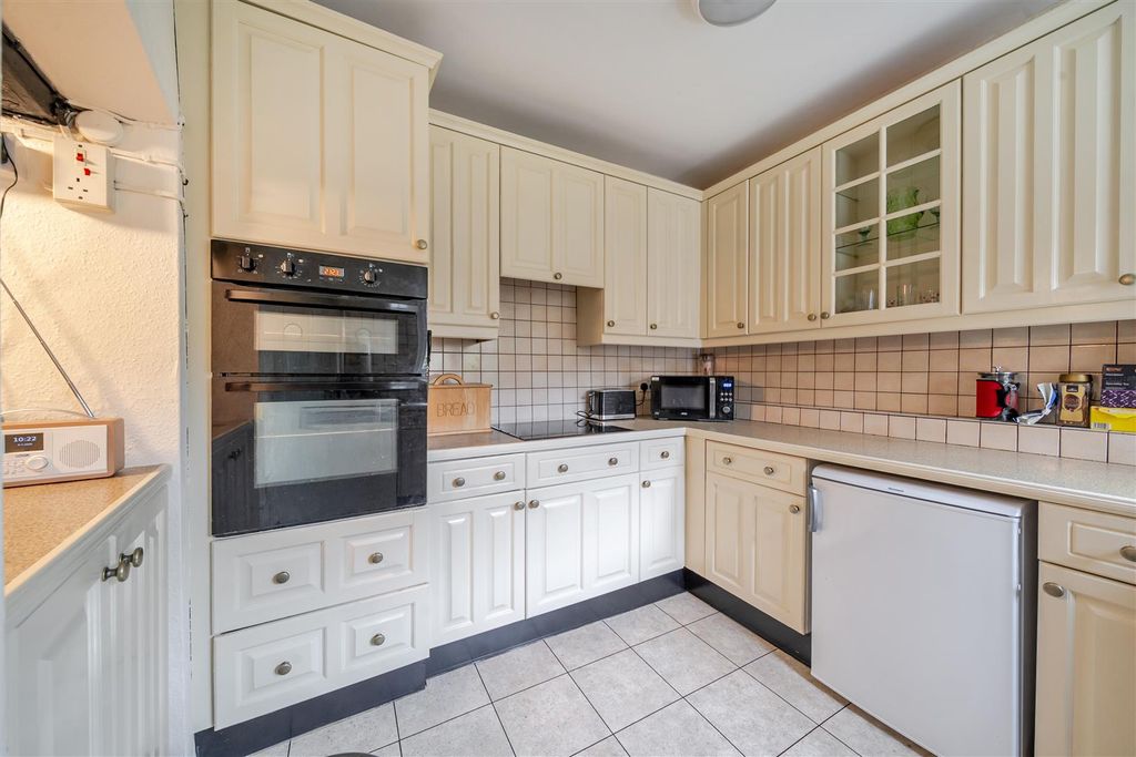 Property photo 3 of 27 Kitchen