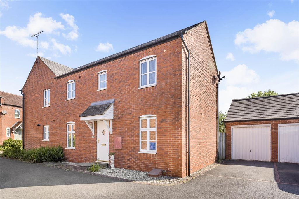 Property photo 1 of 11 27 Lord Grandison Way, Banbury-2.Jpg