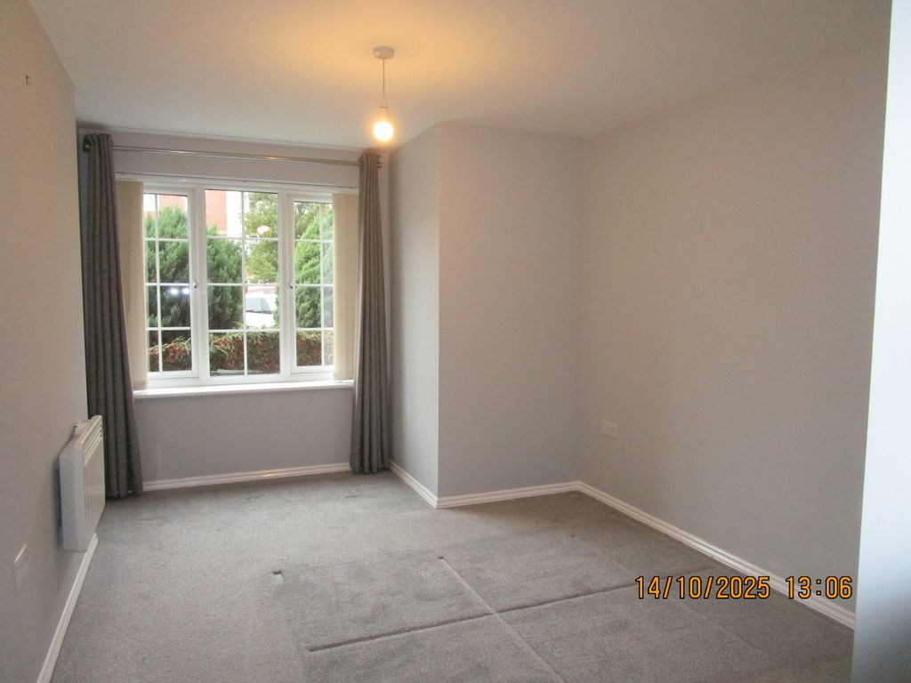 Property photo 3 of 8 Main Bedroom