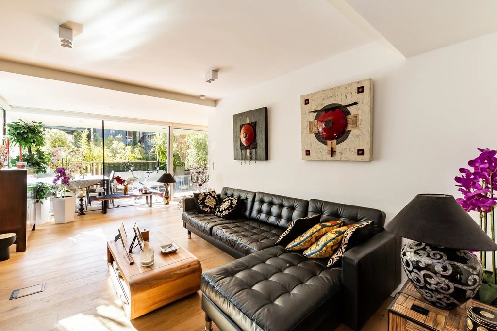 Property photo 1 of 12 Pied-À-Terre With Balcony