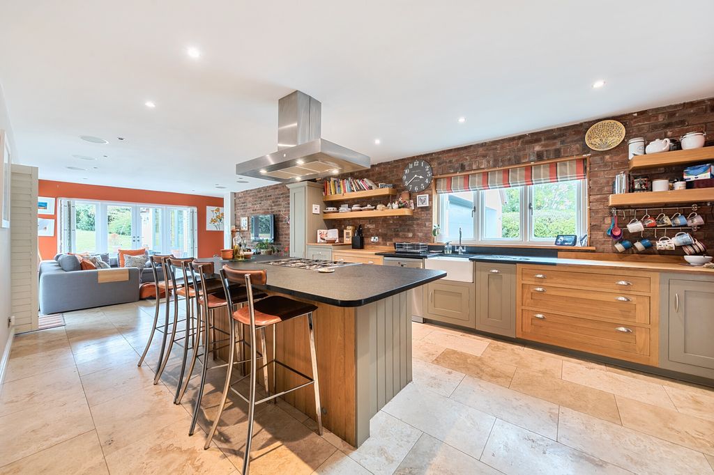 Property photo 2 of 25