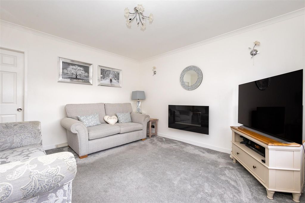 Property photo 3 of 21 Lounge