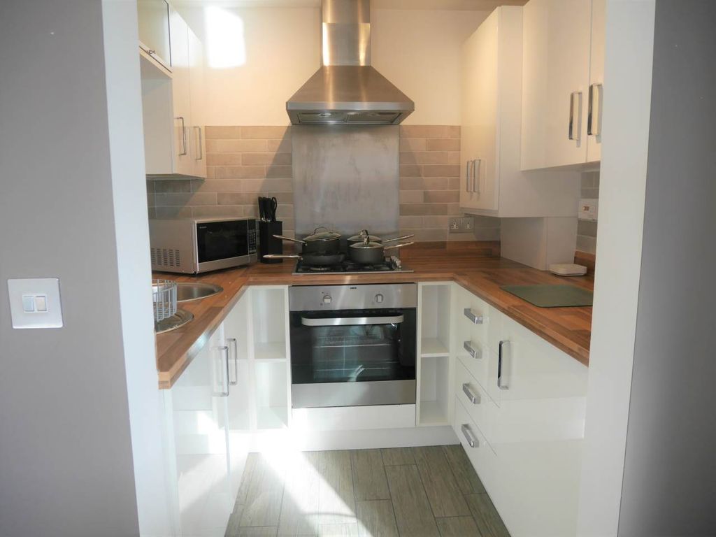 Property photo 2 of 9 Kitchen