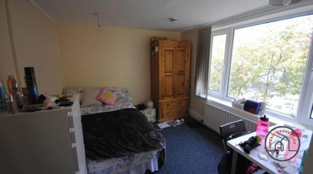 Property photo 1 of 5 A Cozy Bedroom Featuring A Double Bed And A Wardro...