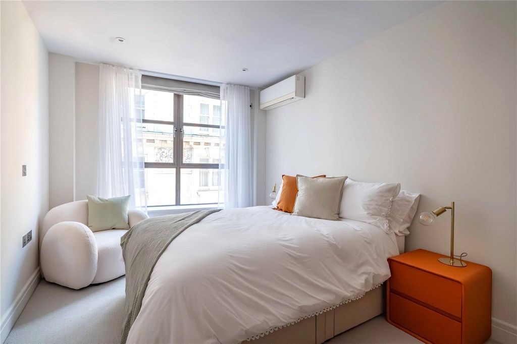Property photo 3 of 13 Modern Bedroom