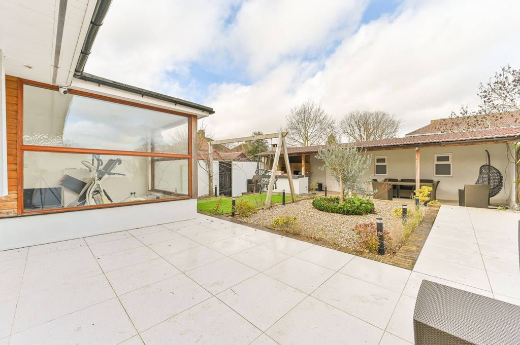 Property photo 2 of 20