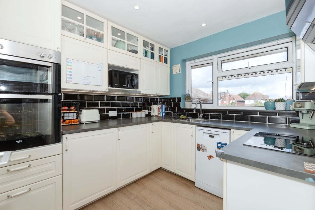Property photo 3 of 10 Beachcroft Place_3.Jpg